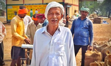 धान विक्रय में हुई सुगमता से प्रसन्नचित है बुजुर्ग किसान कोल्हु राम साहू,मोबाईल एप्प से मिला टोकन और उपार्जन केन्द्र,निपानी में आसानी से किया धान का विक्रय,,,