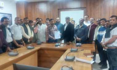 कबीरधाम में सहकारी समिति प्रबंधकों और ऑपरेटर्स की हड़ताल स्थगित,कलेक्टर श्री गोपाल वर्मा को संघ ने हड़ताल स्थगन का सौंपा पत्र, 21 नवंबर लौटेंगे काम पर,,,