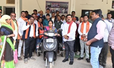 रायपुर : वनांचल की दिव्यांग आंगनबाड़ी कार्यकर्ता को उपमुख्यमंत्री ने दिलाई स्कूटी