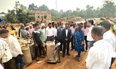 रायपुर : मोहला-मानपुर-अंबागढ़ चौकी जिले के प्रभारी सचिव श्री पीएस एल्मा ने धान उपार्जन केंद्रों का किया निरीक्षण