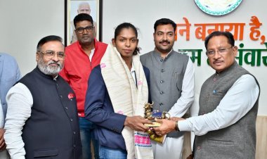 रायपुर : मुख्यमंत्री श्री साय ने महिला कबड्डी विश्व कप की स्टार खिलाड़ी संजू देवी को दी बधाई