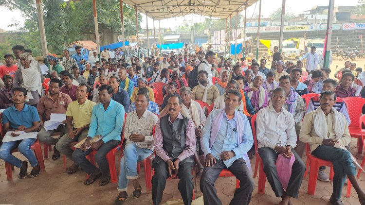 सीतापुर में सर्व आदिवासी समाज के बैनर तले किसानों का एक दिवसीय धरना,इन मांगो को लेकर लामबंद हुए किसान