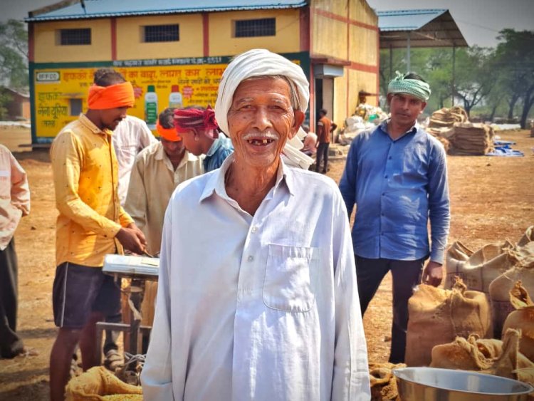 धान विक्रय में हुई सुगमता से प्रसन्नचित है बुजुर्ग किसान कोल्हु राम साहू,मोबाईल एप्प से मिला टोकन और उपार्जन केन्द्र,निपानी में आसानी से किया धान का विक्रय,,,