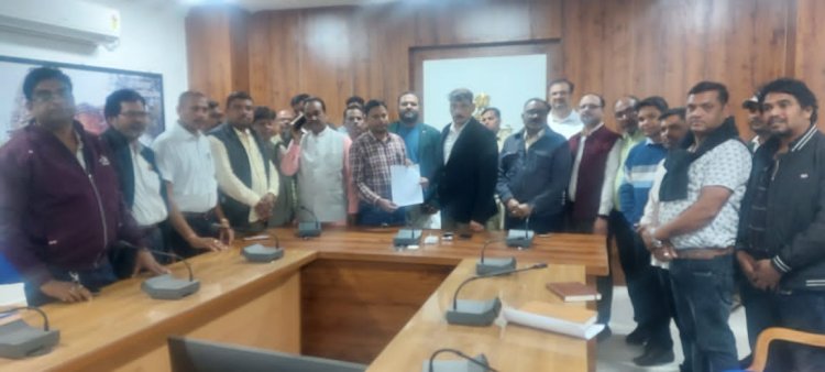 कबीरधाम में सहकारी समिति प्रबंधकों और ऑपरेटर्स की हड़ताल स्थगित,कलेक्टर श्री गोपाल वर्मा को संघ ने हड़ताल स्थगन का सौंपा पत्र, 21 नवंबर लौटेंगे काम पर,,,