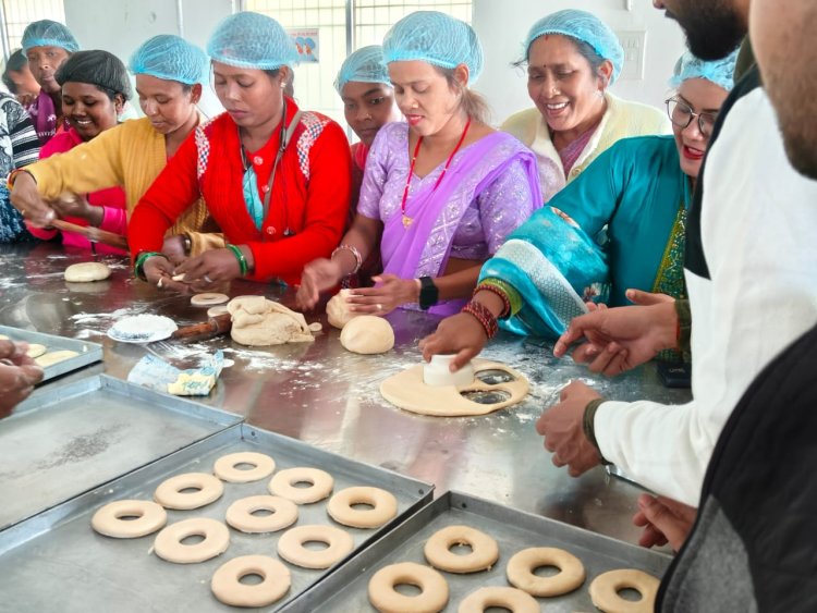 एनआईएफटीईएम ने दिया मोटे अनाज से बेकरी उत्पाद निर्माण का जशपुर में प्रशिक्षण,