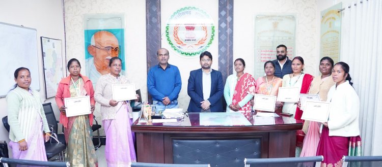 जिला पंचायत सीईओ ने एसआईआर कार्य में उत्कृष्ट कार्य करने वाले बीएलओ का किया सम्मानित