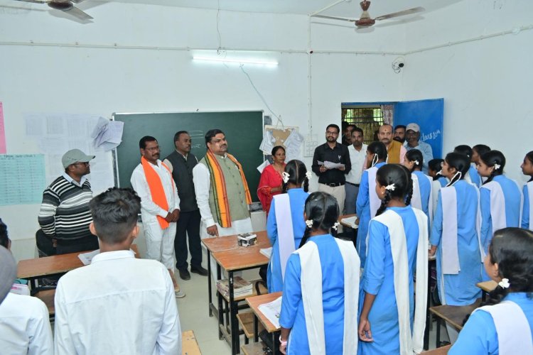 रायपुर : शिक्षा मंत्री गजेंद्र यादव ने मैनपुर क्षेत्र के विद्यालयों का किया औचक निरीक्षण 