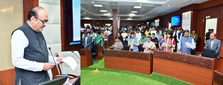रायपुर : संविधान दिवस पर मंत्रालय में मुख्य सचिव ने मंत्रालयीन अधिकारियों को भारत के संविधान उद्देशिका का कराया सामूहिक वाचन