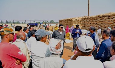 मंत्री श्री गजेन्द्र यादव ने बिरेझर उपार्जन केन्द्र में किसानों से ली धान खरीदी की जानकारी