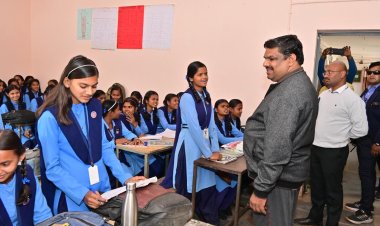 दुर्ग व राजनांदगांव जिले के विद्यालयों का स्कूल शिक्षा मंत्री श्री गजेन्द्र यादव ने किया आकस्मिक निरीक्षण