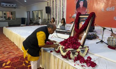 उत्तर विधानसभा के विधायक पुरंदर मिश्रा ने वरिष्ठ पत्रकार डॉ. हिमांशु द्विवेदी के पिताश्री स्व. कीर्ति नारायण द्विवेदी को अर्पित की श्रद्धांजलि