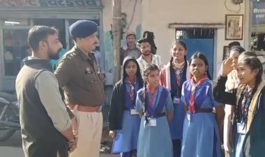 चिरमिरी पुलिस ने चलाया अनोखा यातायात जागरुकता क्रार्यक्रम, हेलमेट पहनने व सीट बेल्ट लगाने वाले वाहन चालकों को स्काउट/ गाइड की छात्राओं ने फूल देकर किया सम्मानित