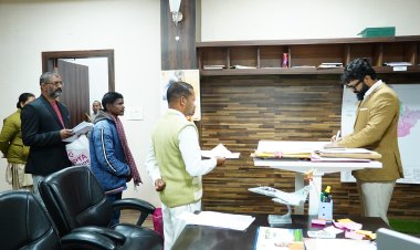 कलेक्टर श्री रोहित व्यास ने जनदर्शन में सुनी आमजन की समस्याएँ,अधिकारियों को समयबद्ध एवं पारदर्शी निराकरण के दिए निर्देश