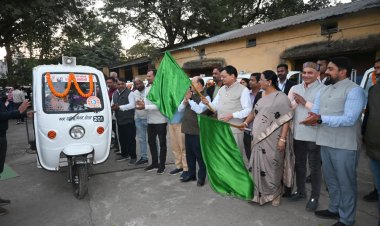 डोर-टू-डोर अपशिष्ट संग्रहण कार्य में ई-रिक्शों के उपयोग से स्वच्छता दीदियों को होगी श्रम व समय की बचत : उद्योग मंत्री श्री देवांगन  