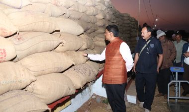 सहकारिता मंत्री श्री केदार कश्यप ने ग्राम उमरिया में कृषि साख सहकारी समिति खुटेरी का किया अवलोकन  