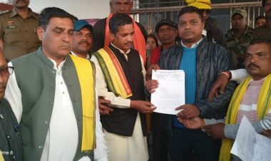 पेशा कानून दिवस पर गोंडवाना गणतंत्र पार्टी ने एमसीबी कलेक्टर कार्यालय के सामने किया धरना प्रदर्शन,