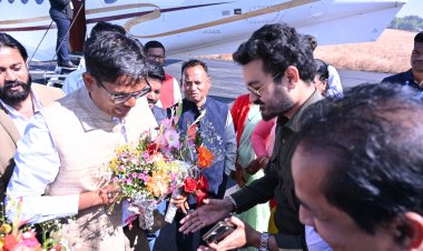 वित्त मंत्री श्री ओपी चौधरी का जशपुर आगडीह हवाई पट्टी में हुआ आत्मीय स्वागत  