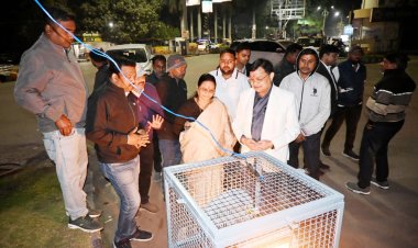 बुधवारी फुट ओव्हरब्रिज में प्रकाश व्यवस्था का लोकार्पण किया उद्योग मंत्री व महापौर ने