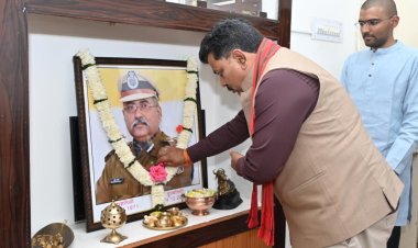 रायपुर : उप मुख्यमंत्री विजय शर्मा ने आईपीएस अधिकारी श्री प्रखर पांडेय को दी श्रद्धांजलि