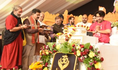 हनुमंत कथा के चौथे दिवस उप मुख्यमंत्री विजय शर्मा हुए शामिल, पं. धीरेंद्र शास्त्री से लिया आशीर्वाद