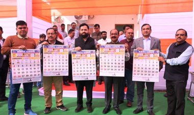 रायपुर : उप मुख्यमंत्री  अरुण साव ने ‘प्रतिदिन राजधानी’ के कैलेंडर का किया विमोचन