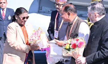 जशपुर: राष्ट्रपति श्रीमती द्रौपदी मुर्मू का आगडीह में भव्य स्वागत, राज्यपाल और मुख्यमंत्री ने की अगवानी