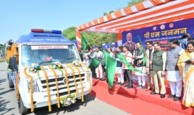 दूरस्थ आदिवासी अंचलों को स्वास्थ्य की नई राह — मुख्यमंत्री साय ने 57 मोबाइल मेडिकल यूनिट वाहनों को दिखाई हरी झंडी