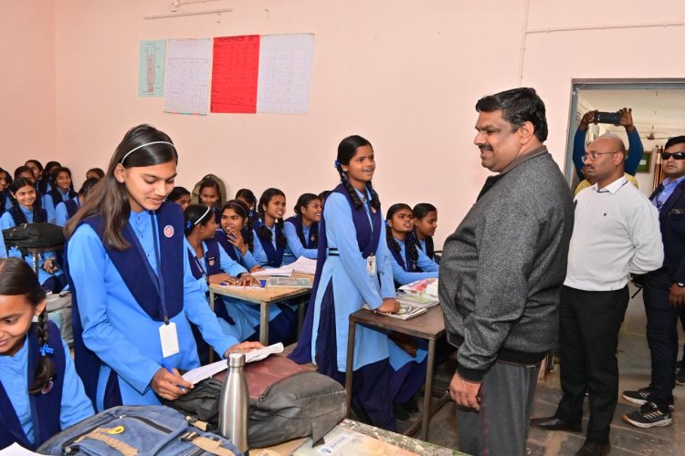 दुर्ग व राजनांदगांव जिले के विद्यालयों का स्कूल शिक्षा मंत्री श्री गजेन्द्र यादव ने किया आकस्मिक निरीक्षण
