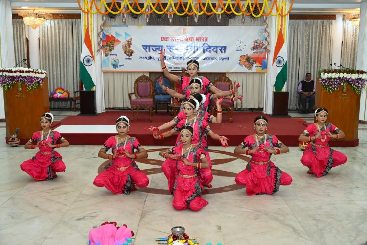छत्तीसगढ़ राजभवन में “एक भारत श्रेष्ठ भारत” का भव्य आयोजन,छह राज्यों के स्थापना दिवस पर सांस्कृतिक संगम, विधायक पुरंदर मिश्रा अपनी धर्मपत्नी के साथ हुए शामिल