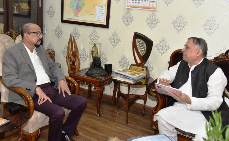 रायपुर : राज्यपाल श्री डेका से छत्तीसगढ़ दिव्यांगजन, वित्त एवं विकास निगम के अध्यक्ष श्री कावड़िया ने की भेंट      