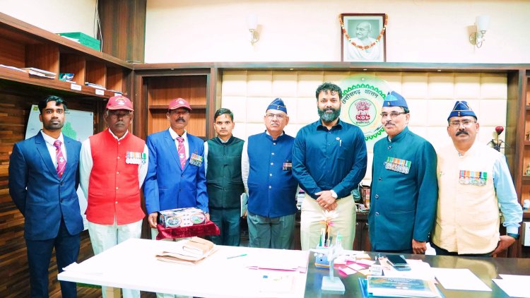 सशस्त्र सेना झण्डा दिवस,कलेक्टर को ले. कर्नल प्रभात कुमार ठाकुर ने लगाया लेपल पिन,कलेक्टर ने भूतपूर्व सैनिकों के परिवारों के लिए अधिक से अधिक अंशदान राशि सहयोग करने की अपील 