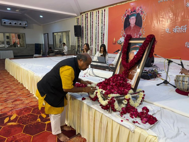 उत्तर विधानसभा के विधायक पुरंदर मिश्रा ने वरिष्ठ पत्रकार डॉ. हिमांशु द्विवेदी के पिताश्री स्व. कीर्ति नारायण द्विवेदी को अर्पित की श्रद्धांजलि