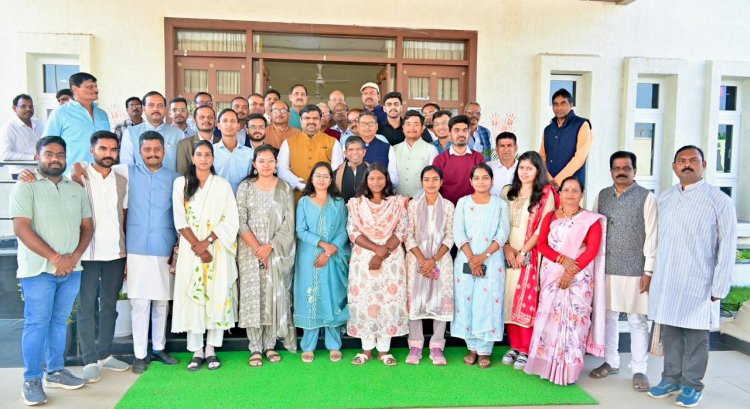 रायपुर : शिशु मंदिर के मेधावी युवाओं ने भरी प्रशासनिक सेवा की उड़ान, शिक्षा मंत्री गजेंद्र यादव ने दिया आशीर्वाद,   