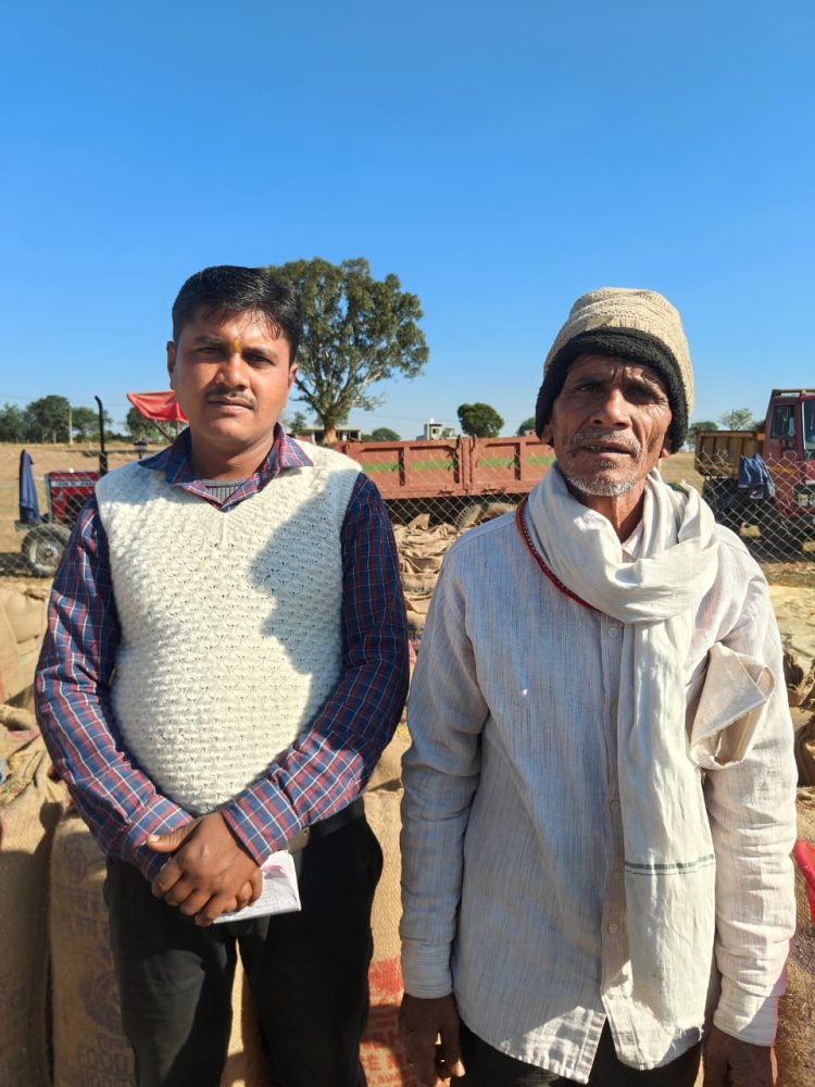 पिता-पुत्र साथ में समिति में बेचा 30.80 क्विंटल धान