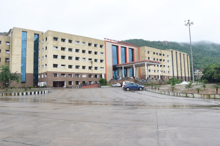 रायपुर : रायगढ़ मेडिकल कॉलेज में मरीजों के लिए न्यूरोसर्जन, यूरो सर्जन एवं नेफ्रोलॉजी डॉक्टर की सुविधा,,,   