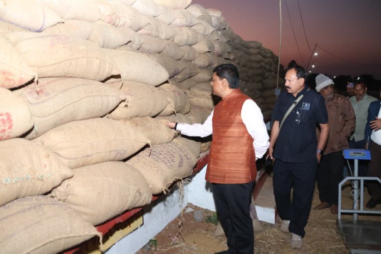 सहकारिता मंत्री श्री केदार कश्यप ने ग्राम उमरिया में कृषि साख सहकारी समिति खुटेरी का किया अवलोकन  