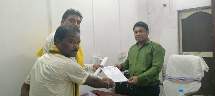 बड़ा बाजार के मुख्य मार्ग से महज 6 फिट की दूरी पर बन रहे फिजियो थैरेपि चिकित्सालय के भवन का गोंडवाना गणतंत्र पार्टी ने किया विरोध 