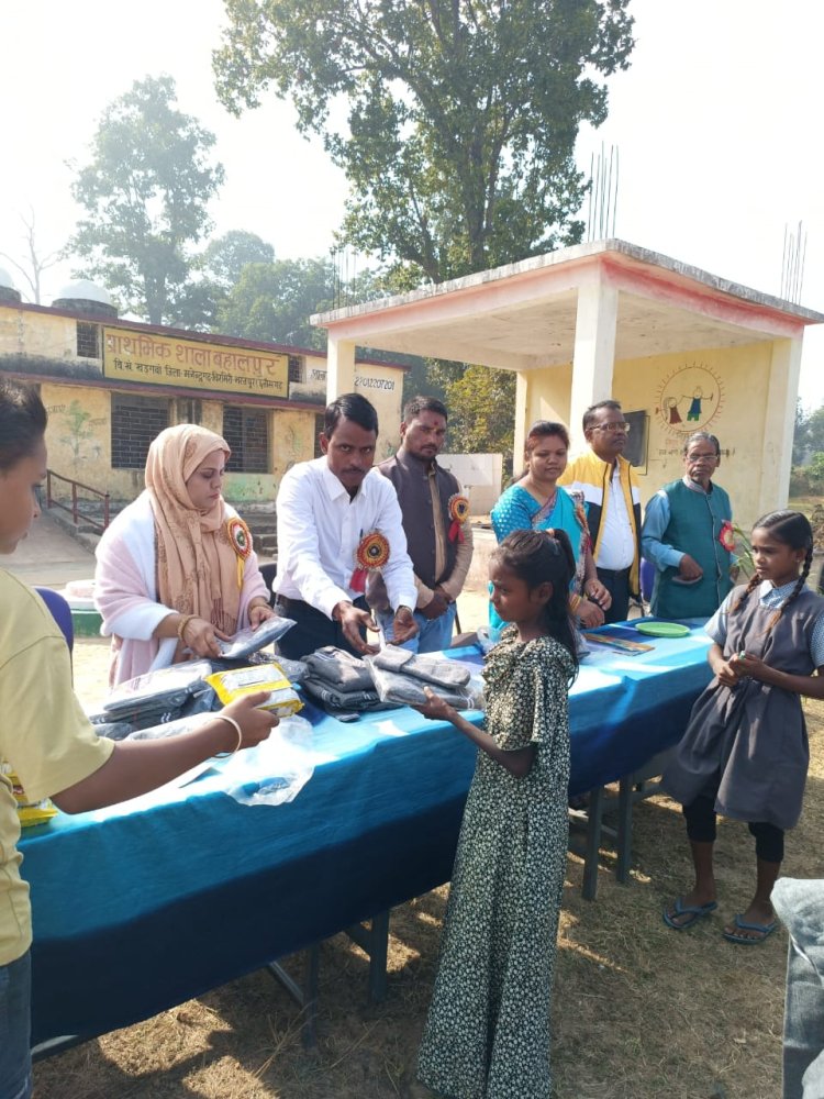 पीडब्ल्यूडी के ठेकेदार फारुक और उनकी पत्नी ने बहालपुर के प्राथमिक शाला व आंगनबाड़ी केंद्र में जरूरतमंद बच्चों को किया स्वेटर व टोपी का वितरण
