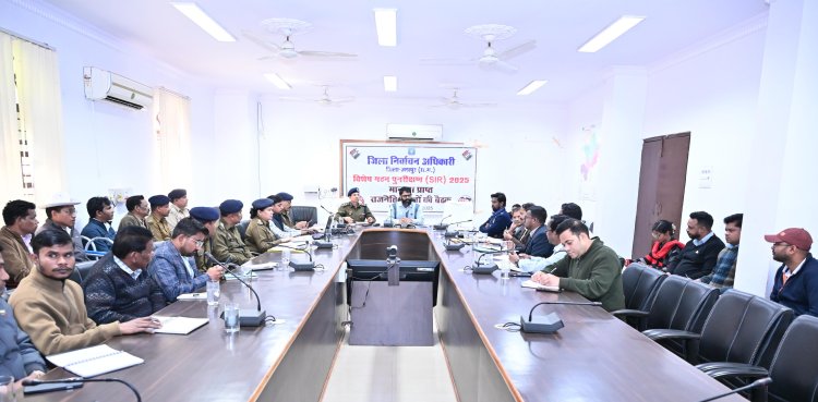 बिना हेलमेट और सीटबेल्ट के गाड़ी चलाने वालों पर करें कार्रवाई - कलेक्टर,एस एस पी श्री शशि मोहन सिंह ने कहा कि शराब पीकर गाड़ी चलाने वाले पर करें कार्रवाई,सड़क सुरक्षा समिति की बैठक संपन्न 