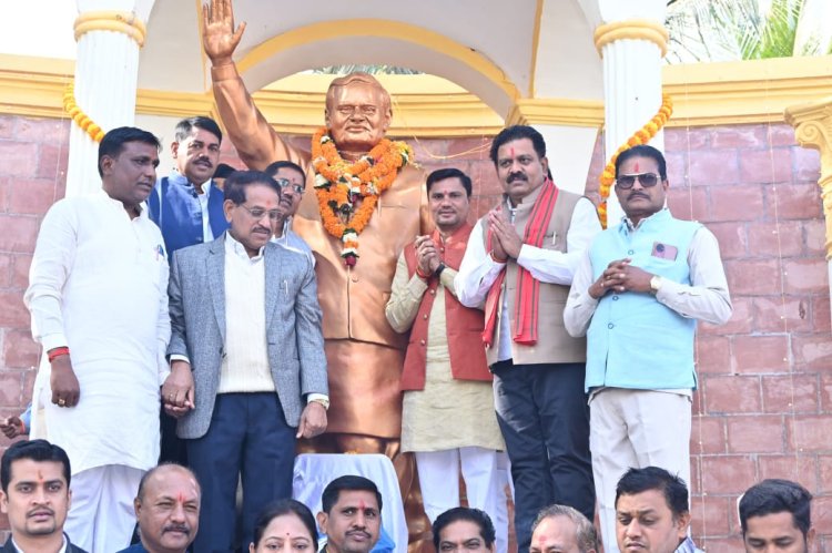 भारतरत्न श्री अटल बिहारी वाजपेयी जी की जयंती पर उप मुख्यमंत्री श्री विजय शर्मा ने उनकी प्रतिमा पर माल्यार्पण कर अर्पित किए श्रद्धासुमन  