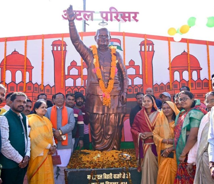 मंत्री श्रीमती राजवाड़े ने भारत रत्न अटल बिहारी वाजपेयी के छायाचित्र पर माल्यार्पण कर दी श्रद्धांजलि  