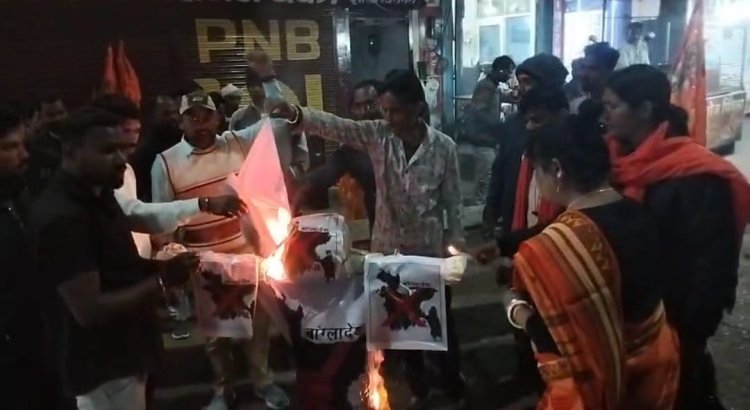 बांग्लादेश में हिंदुओं पर अत्याचार के विरोध में उबाल, चिरमिरी में श्री बजरंग सेना ने फूंका बांग्लादेश का पुतला,