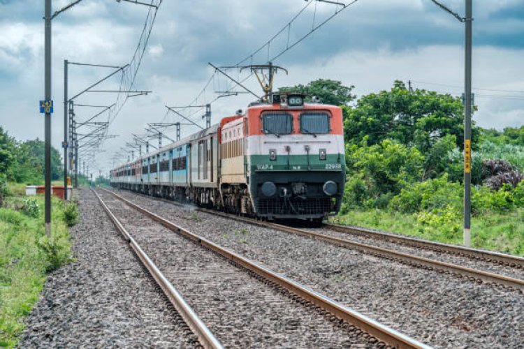 रेलवे में शुक्रवार से कई श्रेणियों के मुसाफ़िरों के लिए नया किराया लागू हो रहा है. रेलवे ने हाल ही में यात्री किराये में बदलाव की घोषणा की थी.