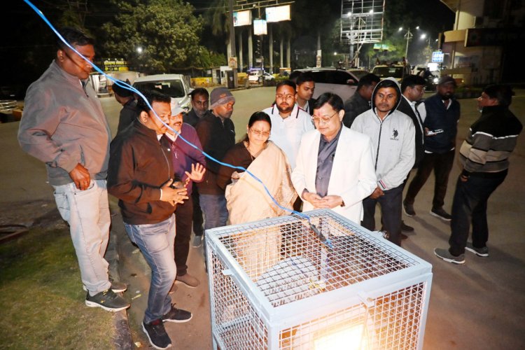 बुधवारी फुट ओव्हरब्रिज में प्रकाश व्यवस्था का लोकार्पण किया उद्योग मंत्री व महापौर ने