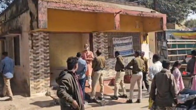 दुर्ग जिला अस्पताल परिसर में चल रहे श्री साईं महाप्रसादालय पर चला बुलडोजर, संचालक ने कहा- अनशन पर बैठूंगा