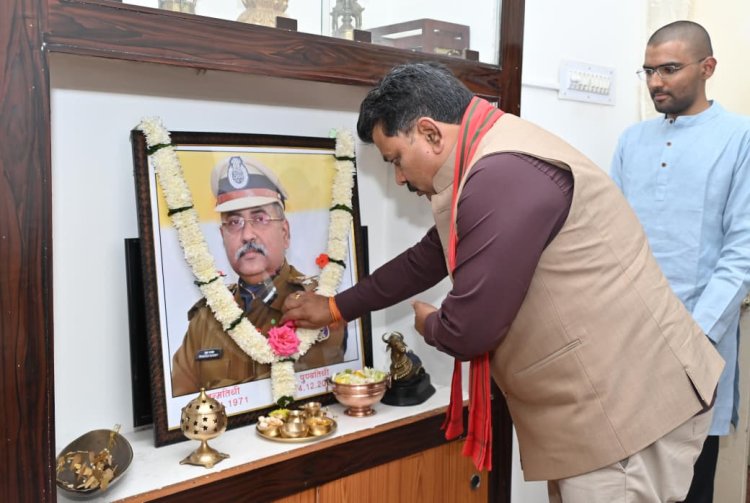 रायपुर : उप मुख्यमंत्री विजय शर्मा ने आईपीएस अधिकारी श्री प्रखर पांडेय को दी श्रद्धांजलि