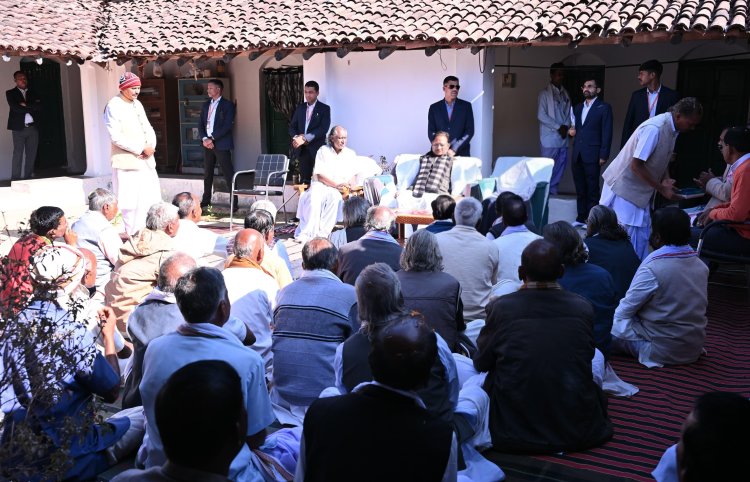 मुख्यमंत्री विष्णु देव साय पहुंचे सामरबार आश्रम: संत बभ्रुवाहन सिंह जी महाराज से लिया आशीर्वाद, विभिन्न समाजों से की भेंट