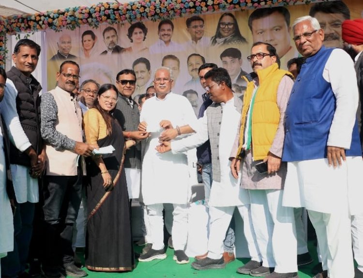 जिला कांग्रेस कमेटी के कार्यकर्ता सम्मेलन में पहुंचे सूबे के पूर्व मुखिया व कांग्रेस के राष्ट्रीय महासचिव भूपेश बघेल का जिले की सीमा से सम्मेलन स्थल तक भव्य स्वागत हुआ।,,,