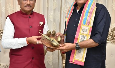 केंद्रीय पर्यटन एवं संस्कृति मंत्री श्री गजेन्द्र सिंह शेखावत ने मुख्यमंत्री श्री विष्णुदेव साय से की सौजन्य भेंट