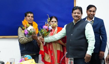 प्रशासकीय सेवा का एक समर्पित अध्याय पूर्ण: सहायक ग्रेड-2 तीर्थाराम साहू को दी गई भावभीनी विदाई